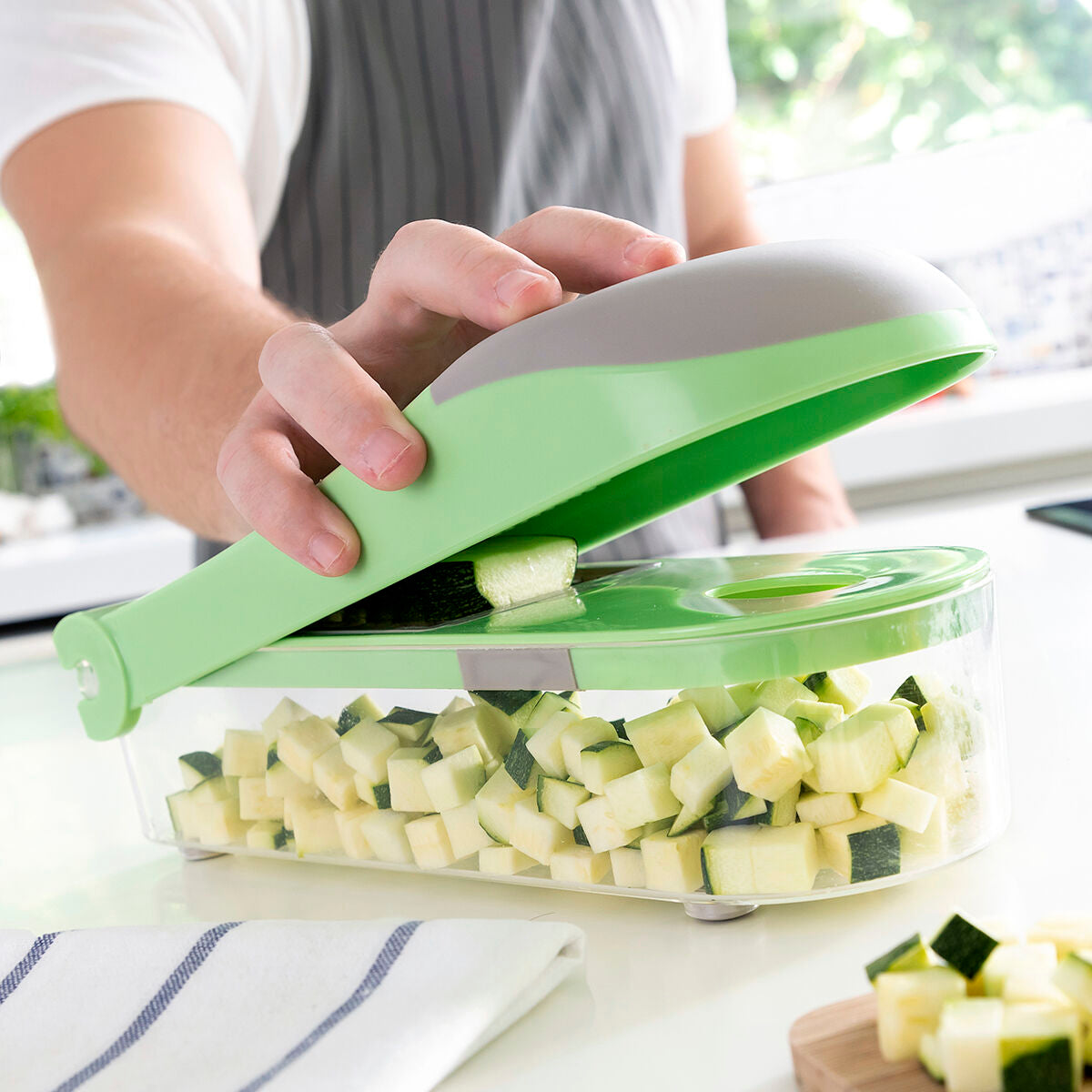 7 in 1 vegetable cutter, grater and mandolin with recipes and accessories Choppie Expert InnovaGoods